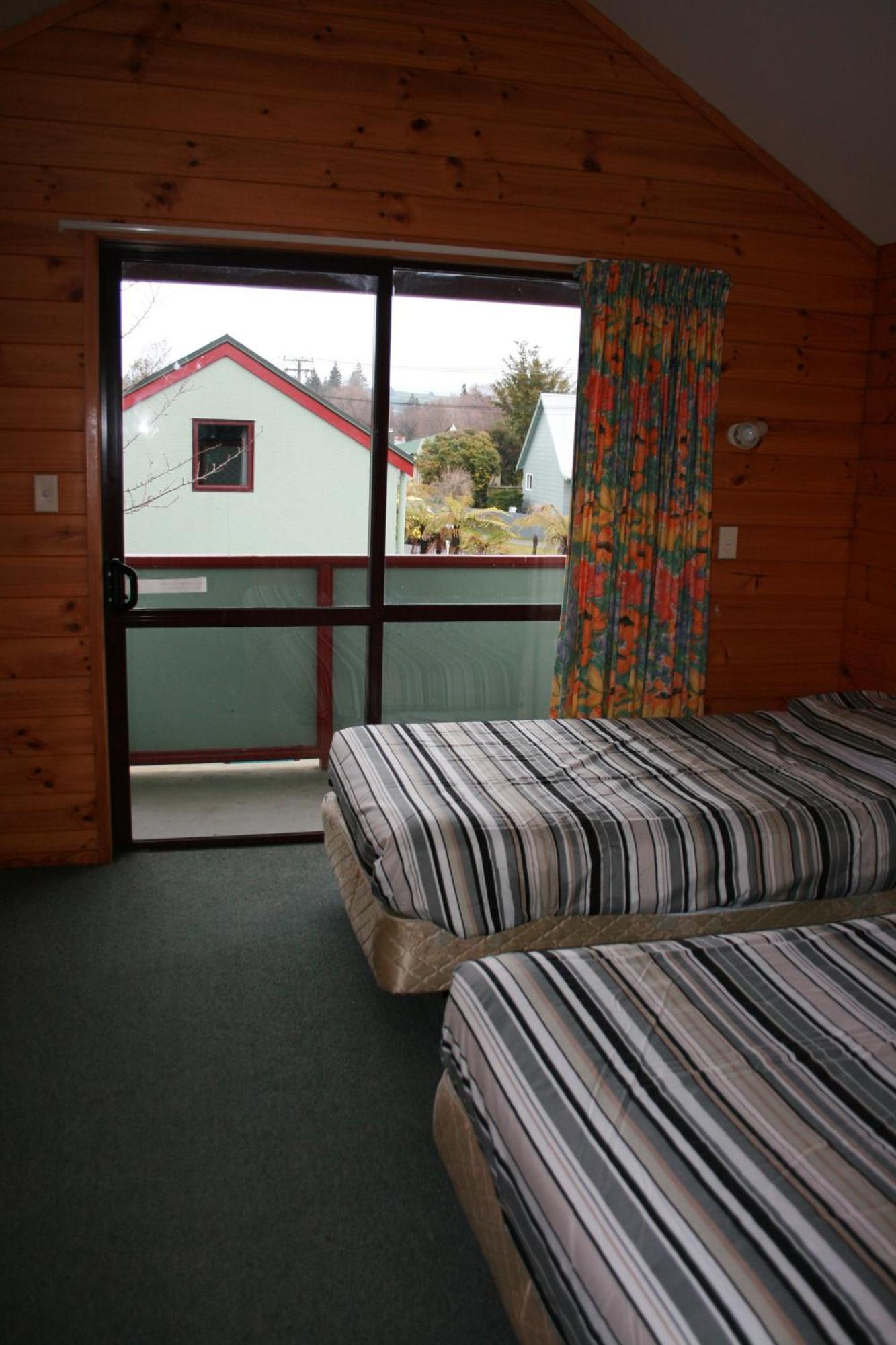 Smoke Lake Hot Springs Lodge & Camp Rotorua Room photo