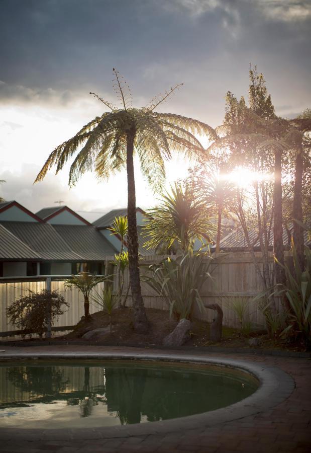 Smoke Lake Hot Springs Lodge & Camp Rotorua Exterior photo